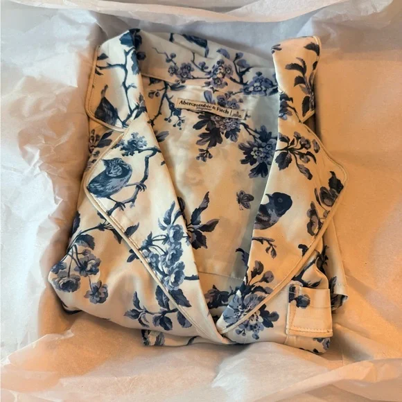 Abercrombie & Fitch Soft Satiny Blue and White Floral Pajama Shirt and Shorts - Picture 6 of 7